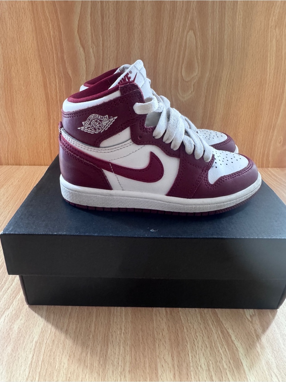 Nike Air Jordan 1 Retro High OG (PS) Kids High-Top Sneakers in Maroon and White